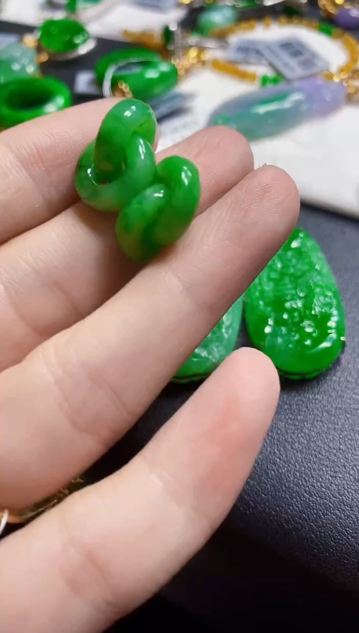 翡翠未镶嵌颈饰耳饰