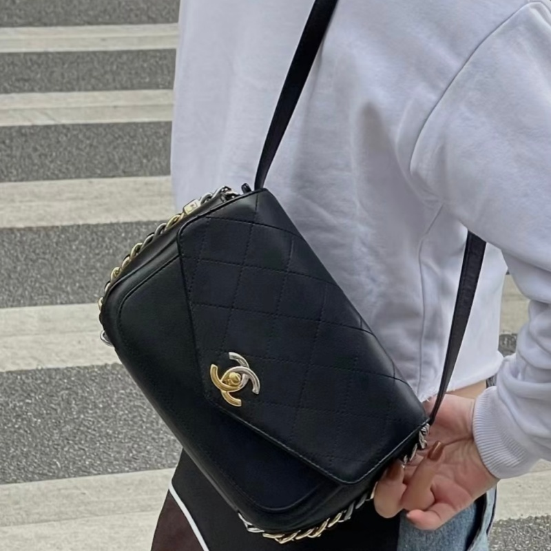 95新 Chanel/香奈儿 黑金银鸳鸯扣牛皮马鞍邮差包 长20 27开带卡