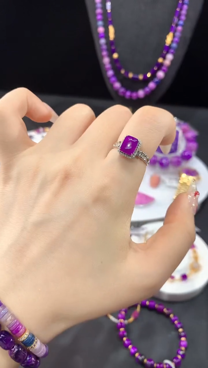 18K金镶嵌苏纪石（舒俱来）.戒指