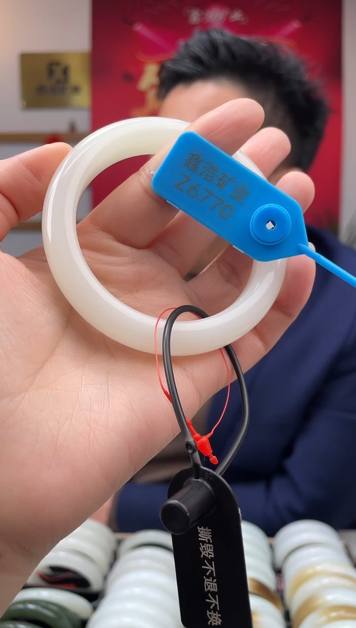 【闪购商品】和田玉手镯未镶嵌白胶猫 Z6770 圈口60