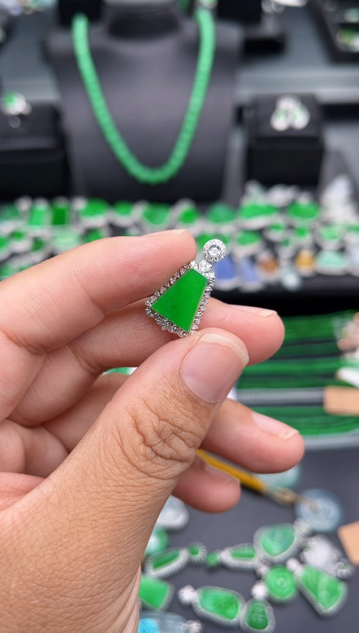 翡翠18K金镶嵌吊坠(不含链)多人