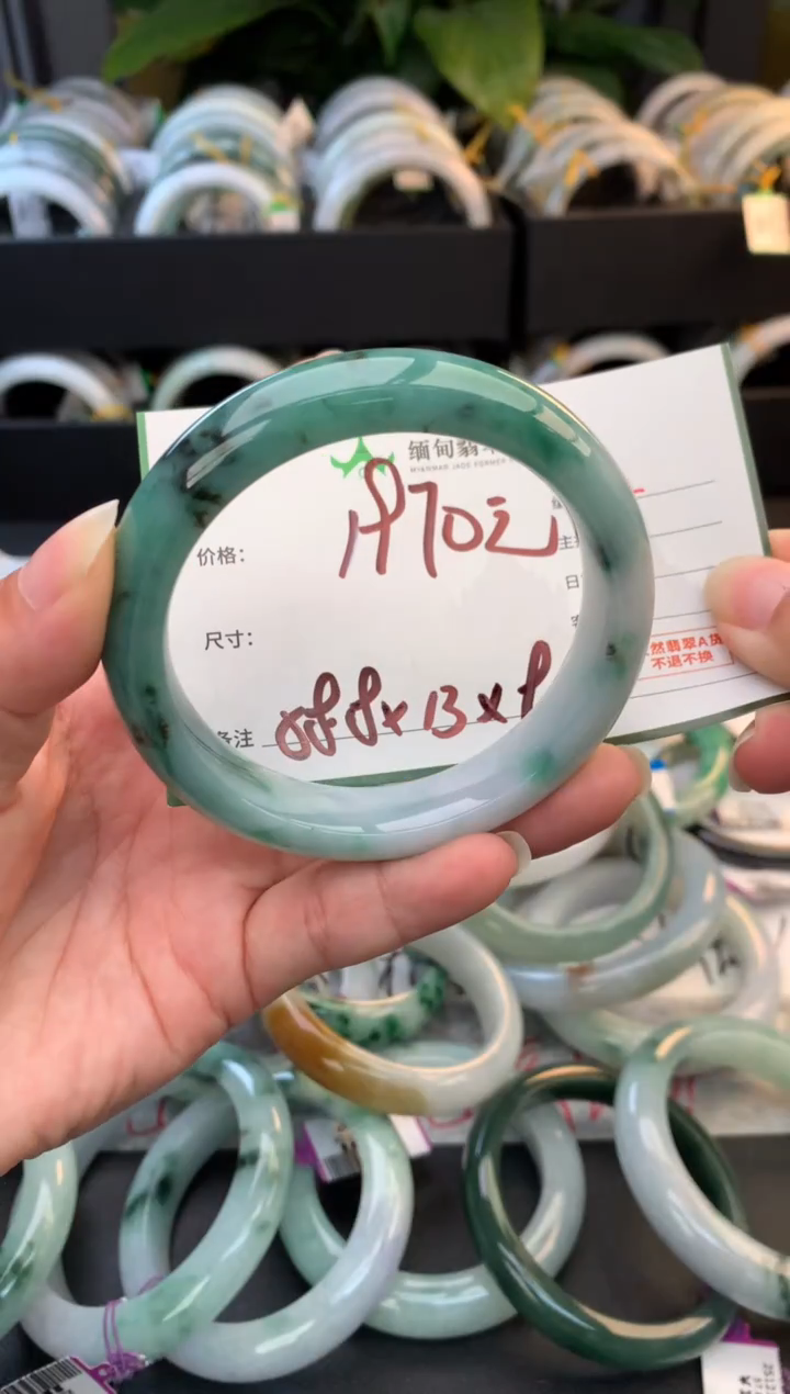 未镶嵌定制翡翠毛货需精细抛光+多人