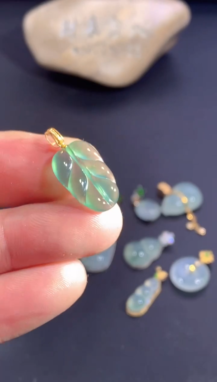 颈饰18K金镶嵌翡翠       