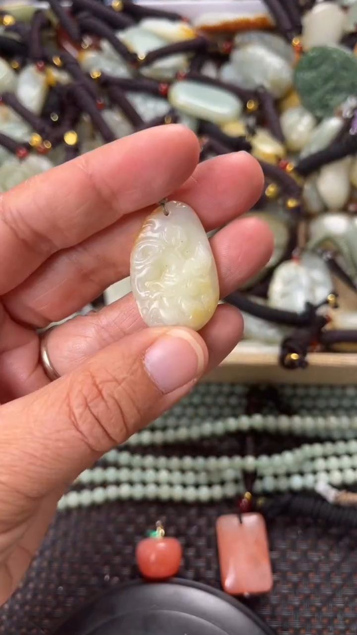 【闪购商品】和田玉颈饰未镶嵌多样性发货没有证书拍一发一有瑕