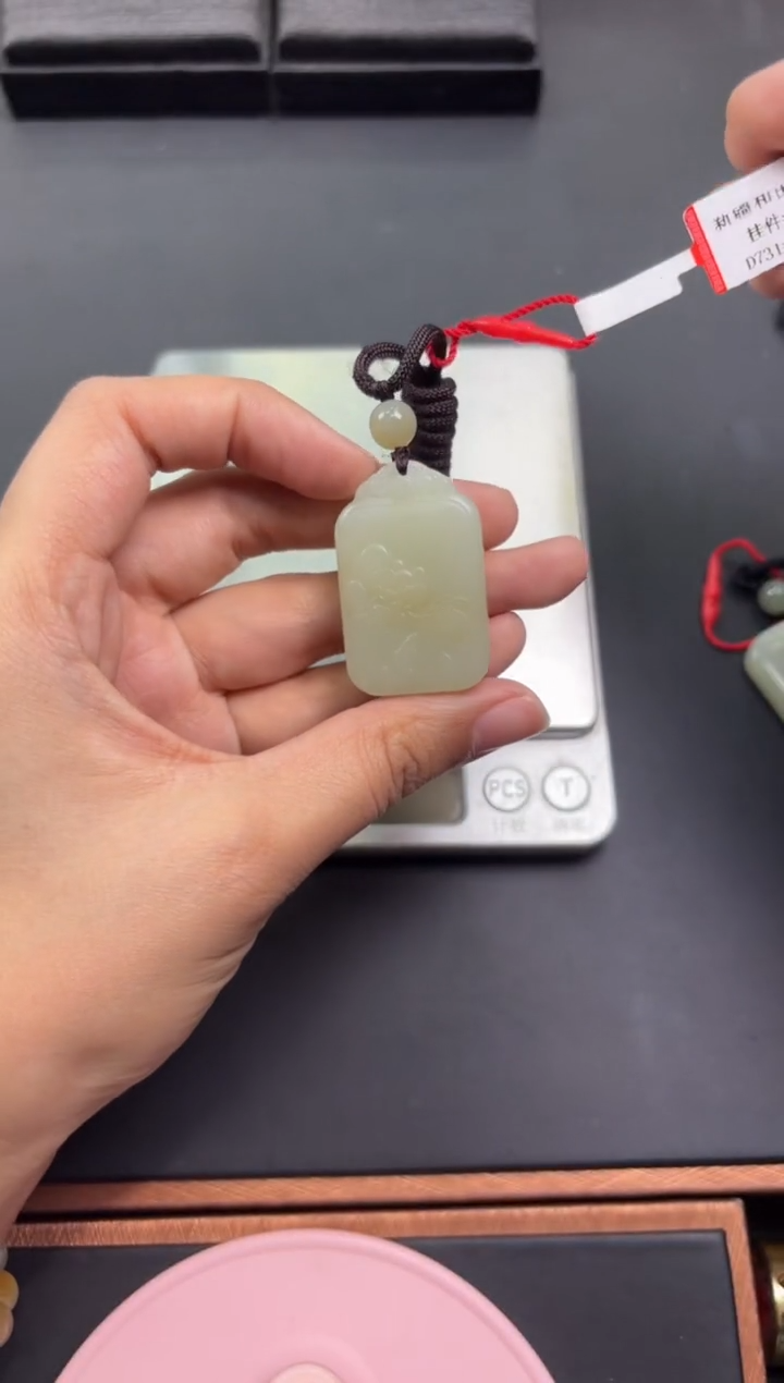 【闪购商品】和田玉吊坠(赠链)未镶嵌且末微色差迪克兰二细吊坠