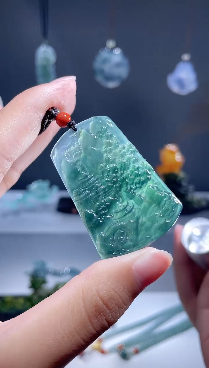 翡翠未镶嵌颈饰山水