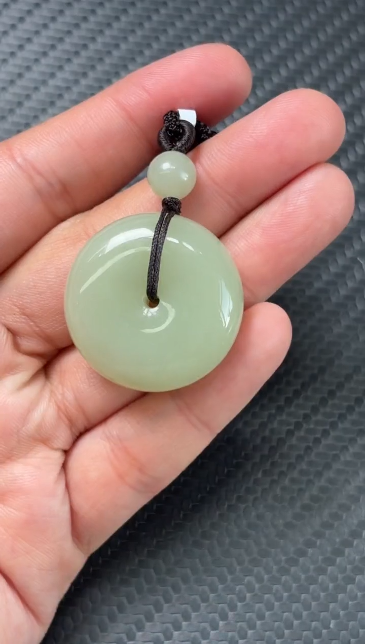 吊坠(赠链)未镶嵌和田玉且末迪克兰二细微色差平安扣m