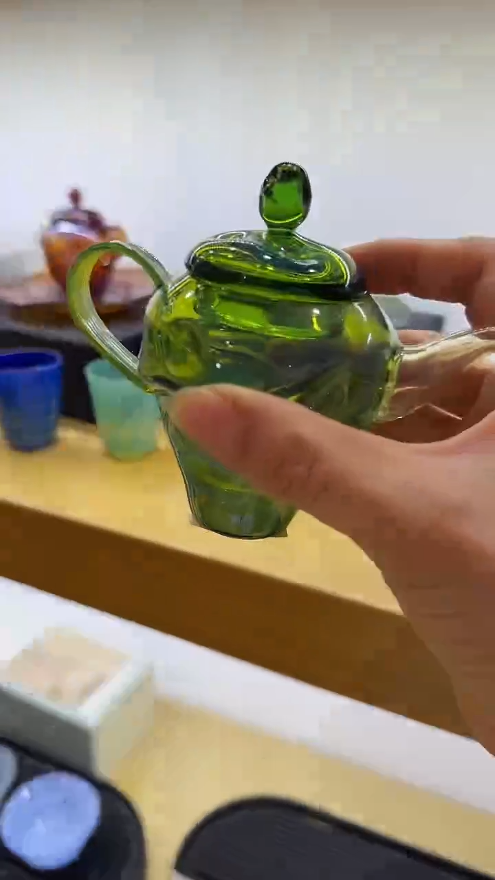 玉见手捏壶绿色     