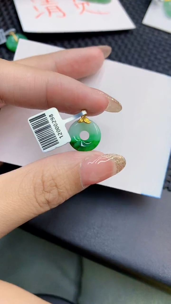 翡翠18K金镶嵌颈饰            8