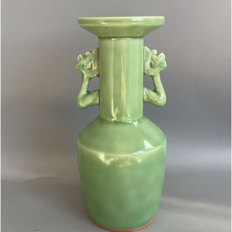 龙泉窑口双耳青瓷瓶