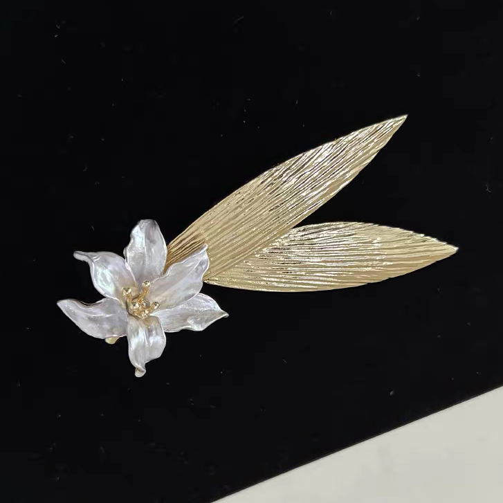 锌合金胸针 2025新款鸢尾花精工定制秋冬精致女人必备款手工胸针