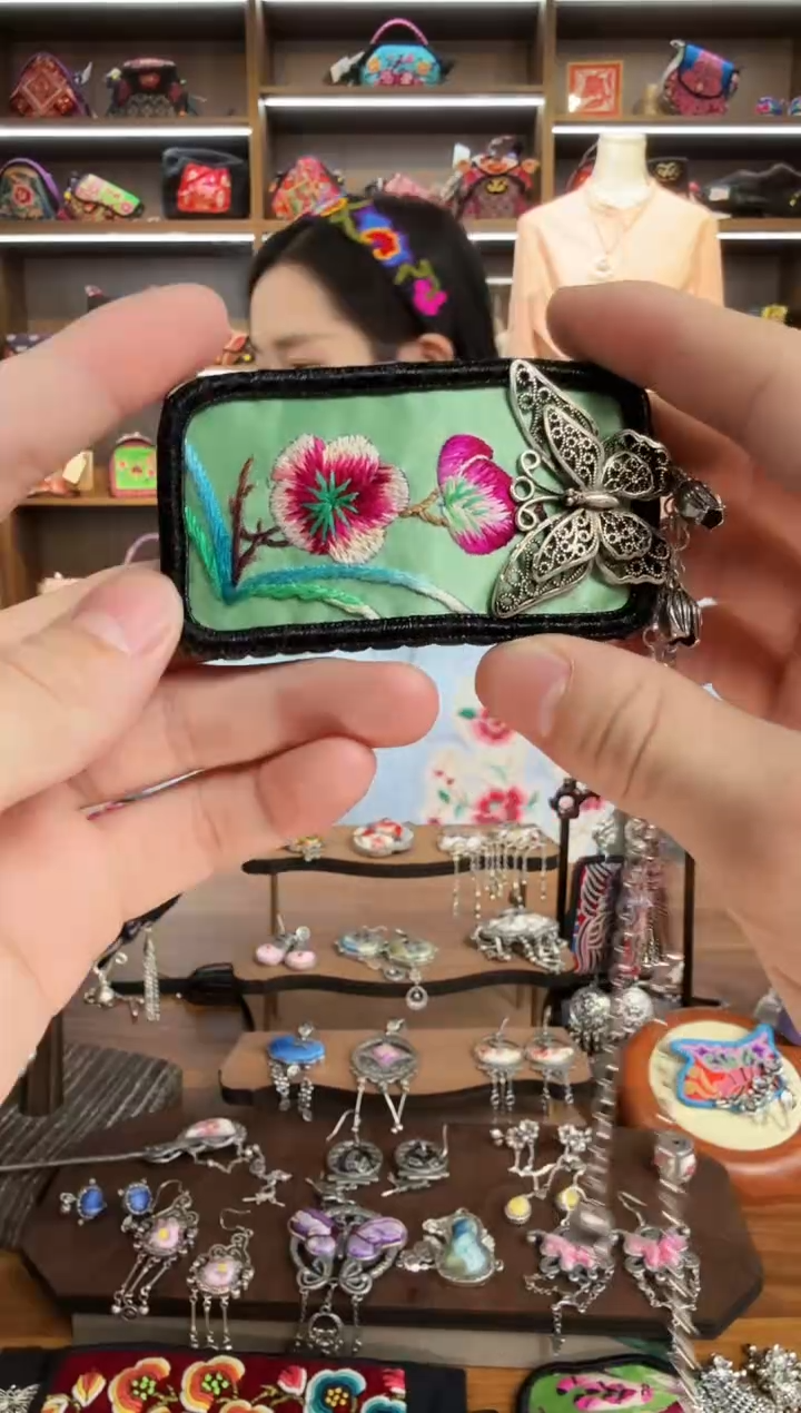 【闪购商品】织绣85蒙阿苏苗绣传承