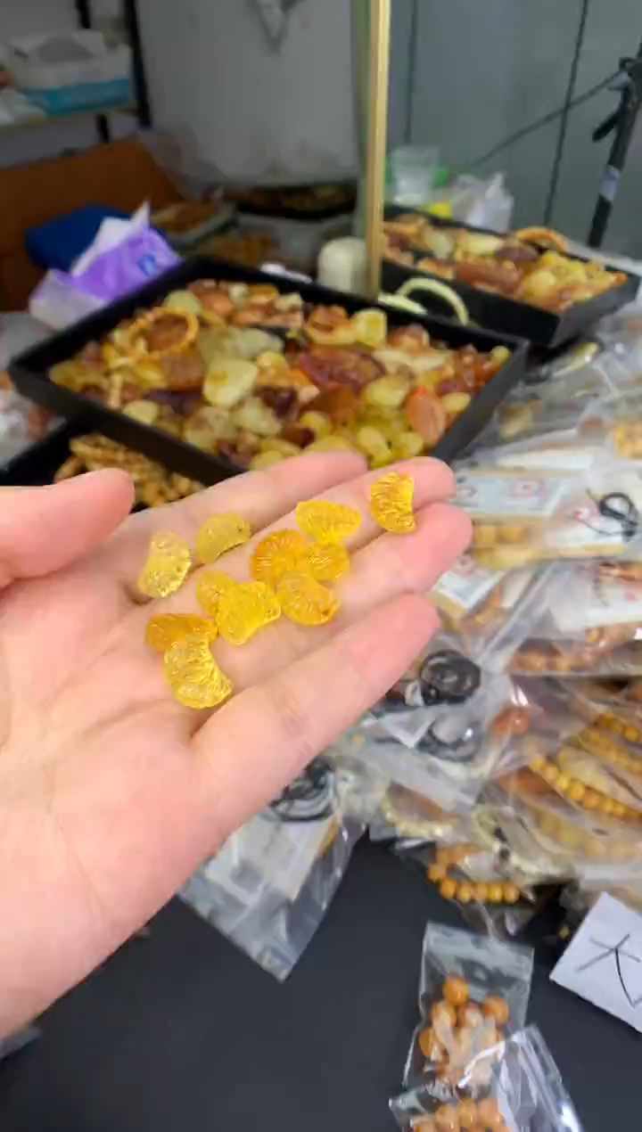 蜜蜡未镶嵌珠宝奇石多样性发一件