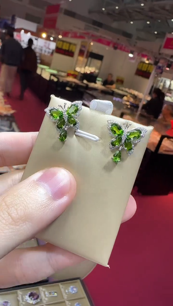 银S925镶嵌透辉石设计款17mm蝴蝶耳钉