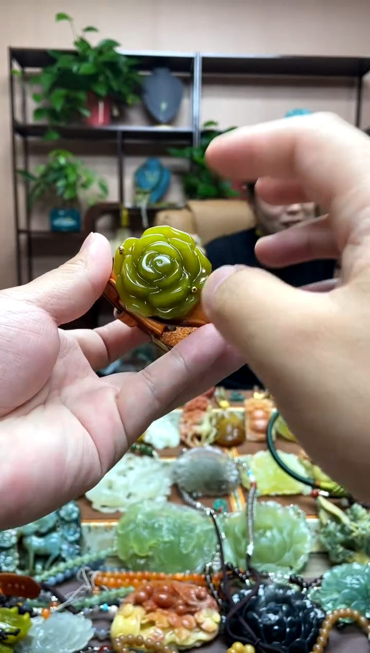 未镶嵌岫玉手牌多样性发货发其中之一