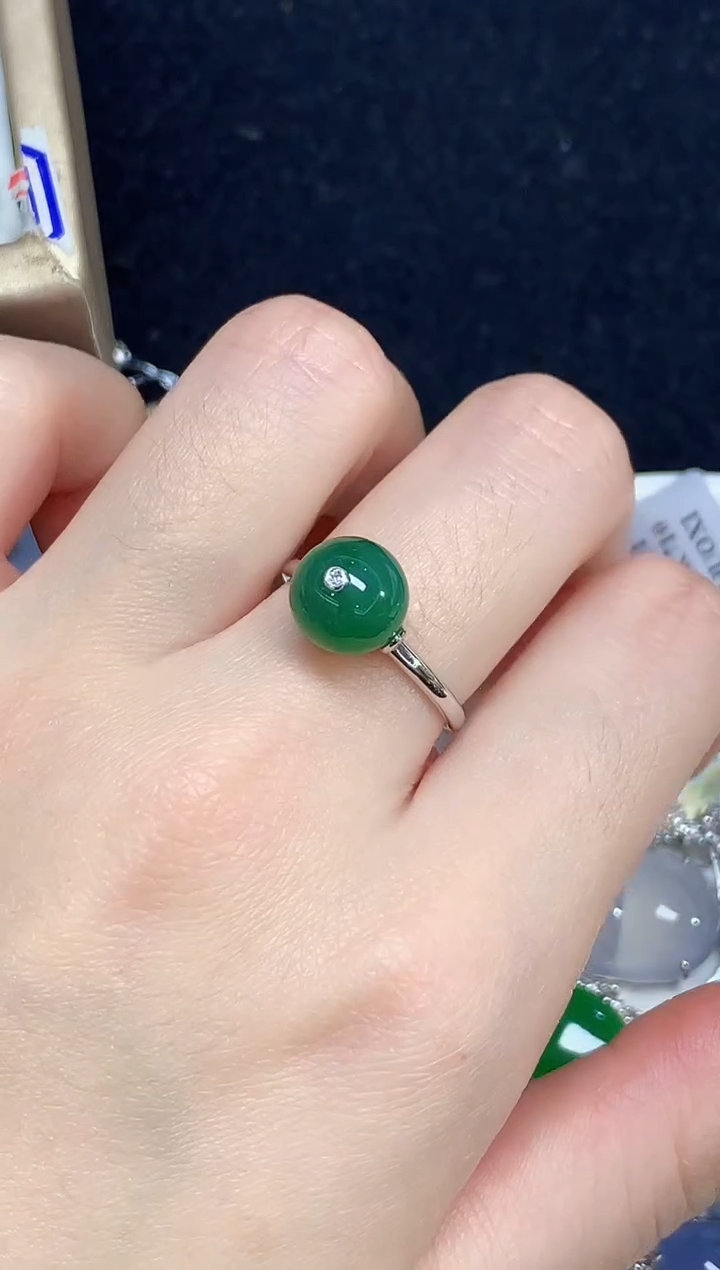 18K金镶嵌戒指翡翠多样性发其一