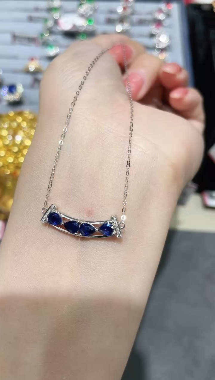 18K金镶嵌蓝宝石项链微笑款 多样性发其一