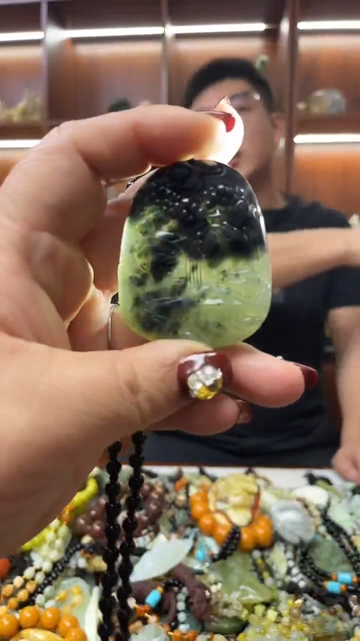 未镶嵌蛇纹石玉吊坠      