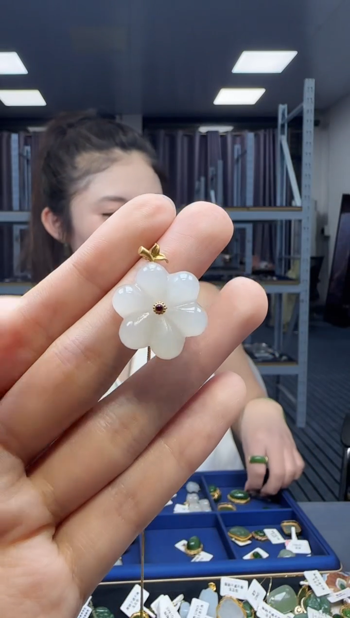 和田玉18K金镶嵌挂件 不含链