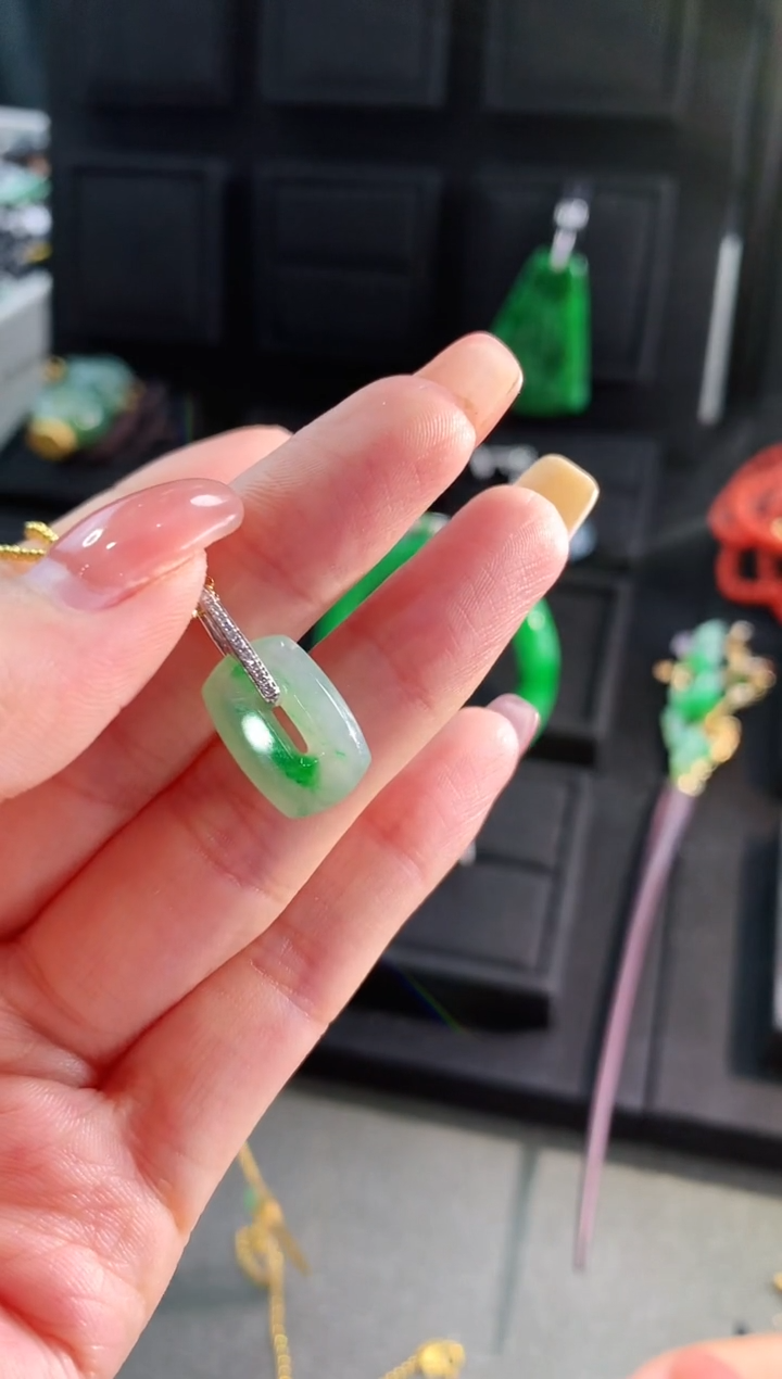【闪购商品】翡翠吊坠(不含链)18K金镶嵌吊坠