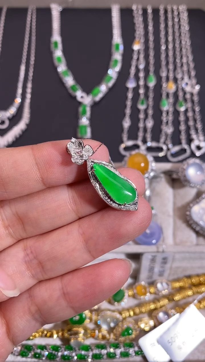 颈饰18K金镶嵌翡翠吊坠