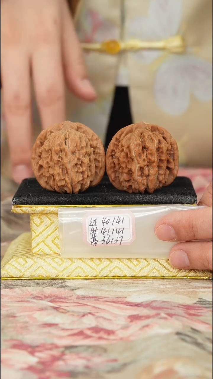 【闪购商品】文玩核桃把件老一代楼