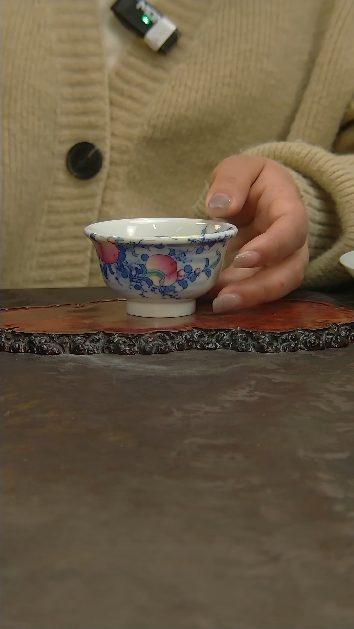 【闪购商品】青花手绘桃子压手杯！