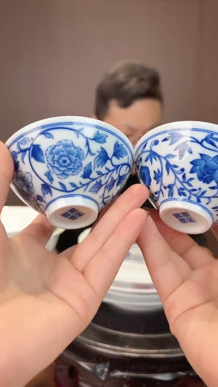B03青花缠枝莲（内绘美人）斗笠杯两只