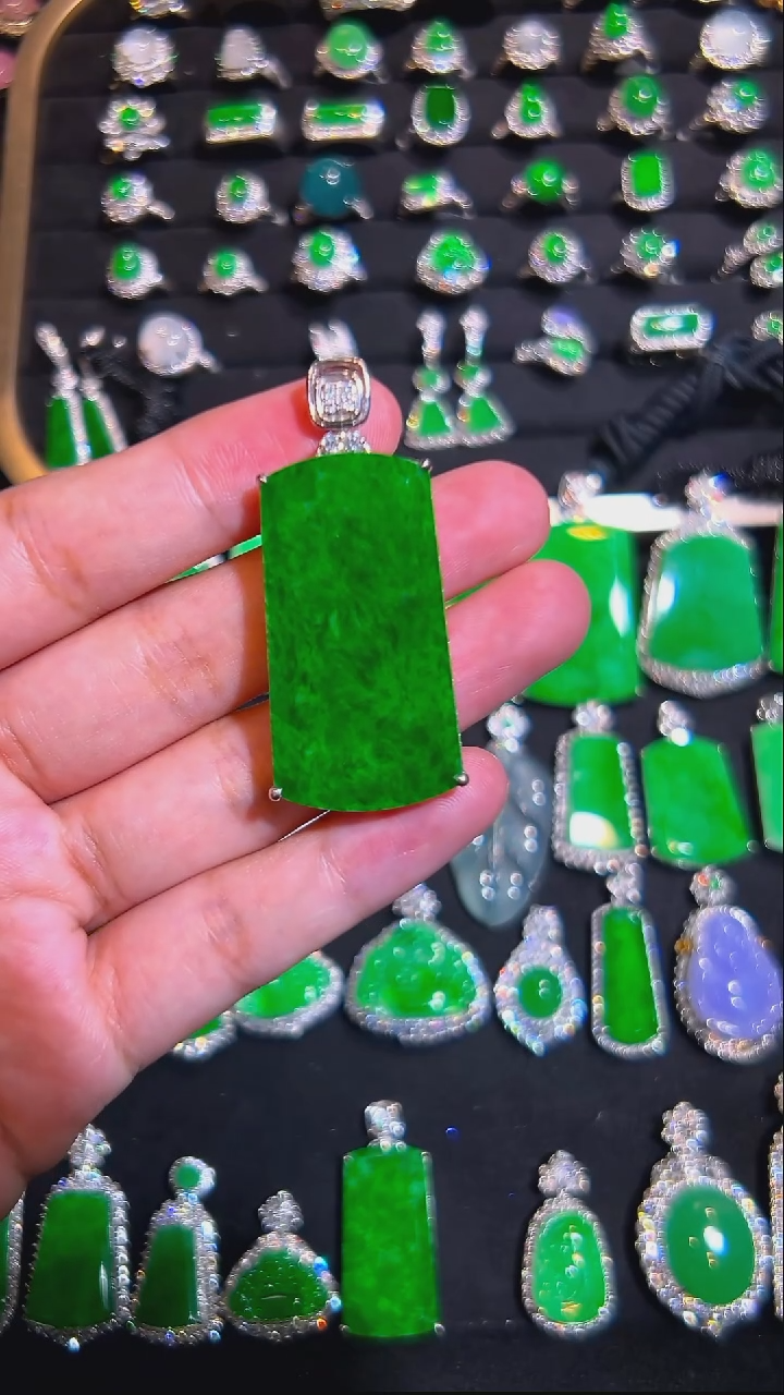 颈饰18K金镶嵌翡翠吊坠