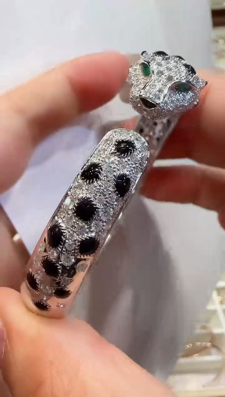 【闪购商品】钻石手镯18K金镶嵌半钻豹子手镯（48小时鉴赏期）