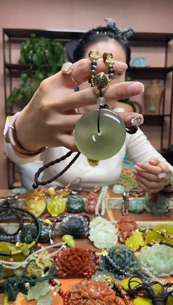 未镶嵌岫玉吊坠多样性发货发其中之一