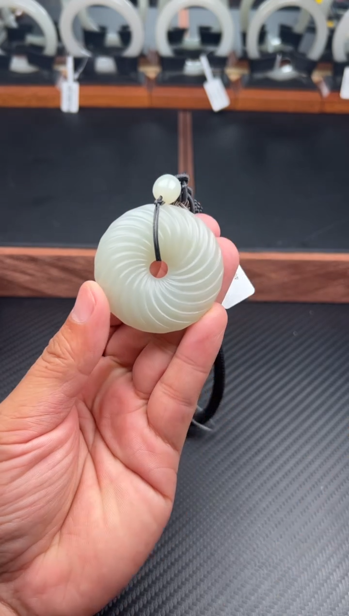 未镶嵌和田玉把件且末微色差近矿J