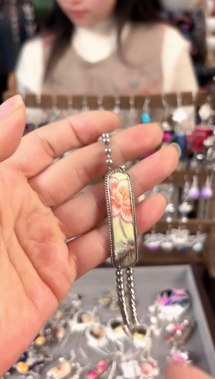 彩云南阁非遗老绣饰品706