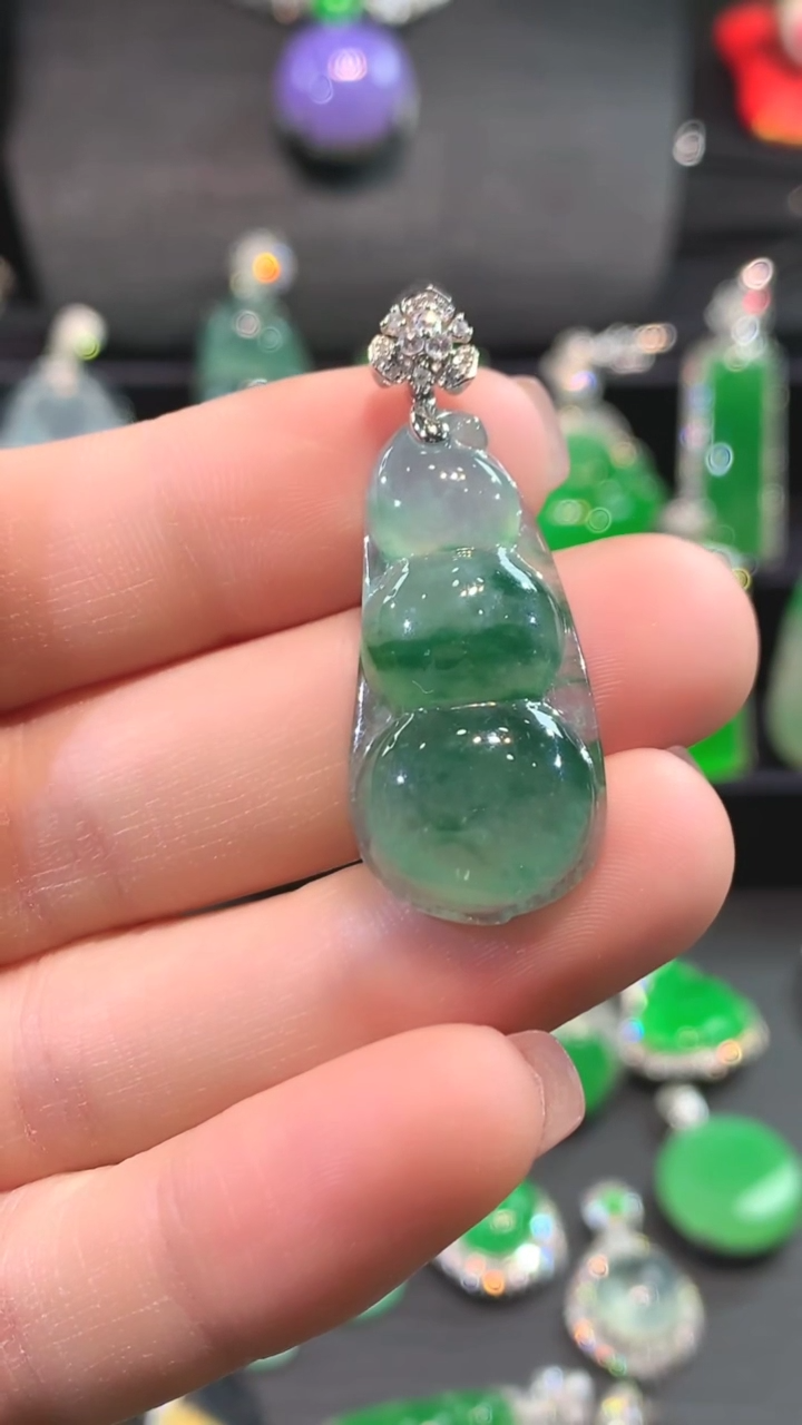 【闪购商品】翡翠吊坠(不含链)18K金镶嵌豆子