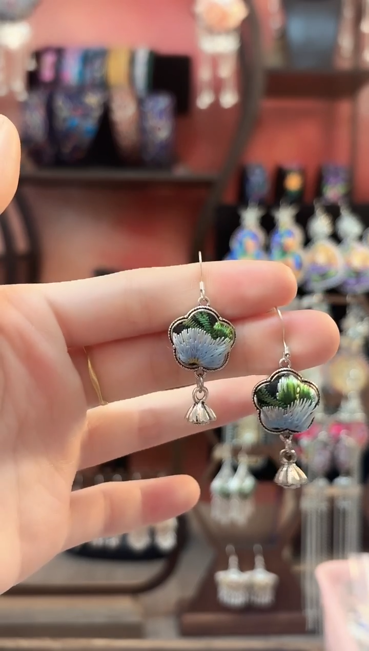 织绣云织谣老绣饰品  88