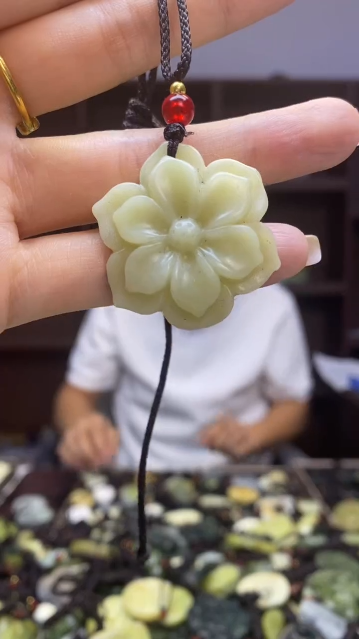 未镶嵌岫玉挂件  