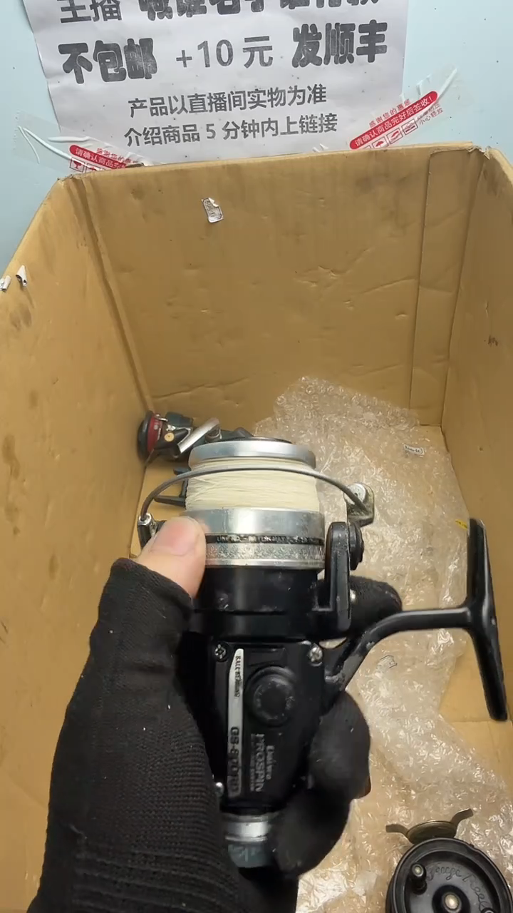 独***者钓鱼轮，微瑕孤品，成色，型号直播间讲解为准，看好再下单。