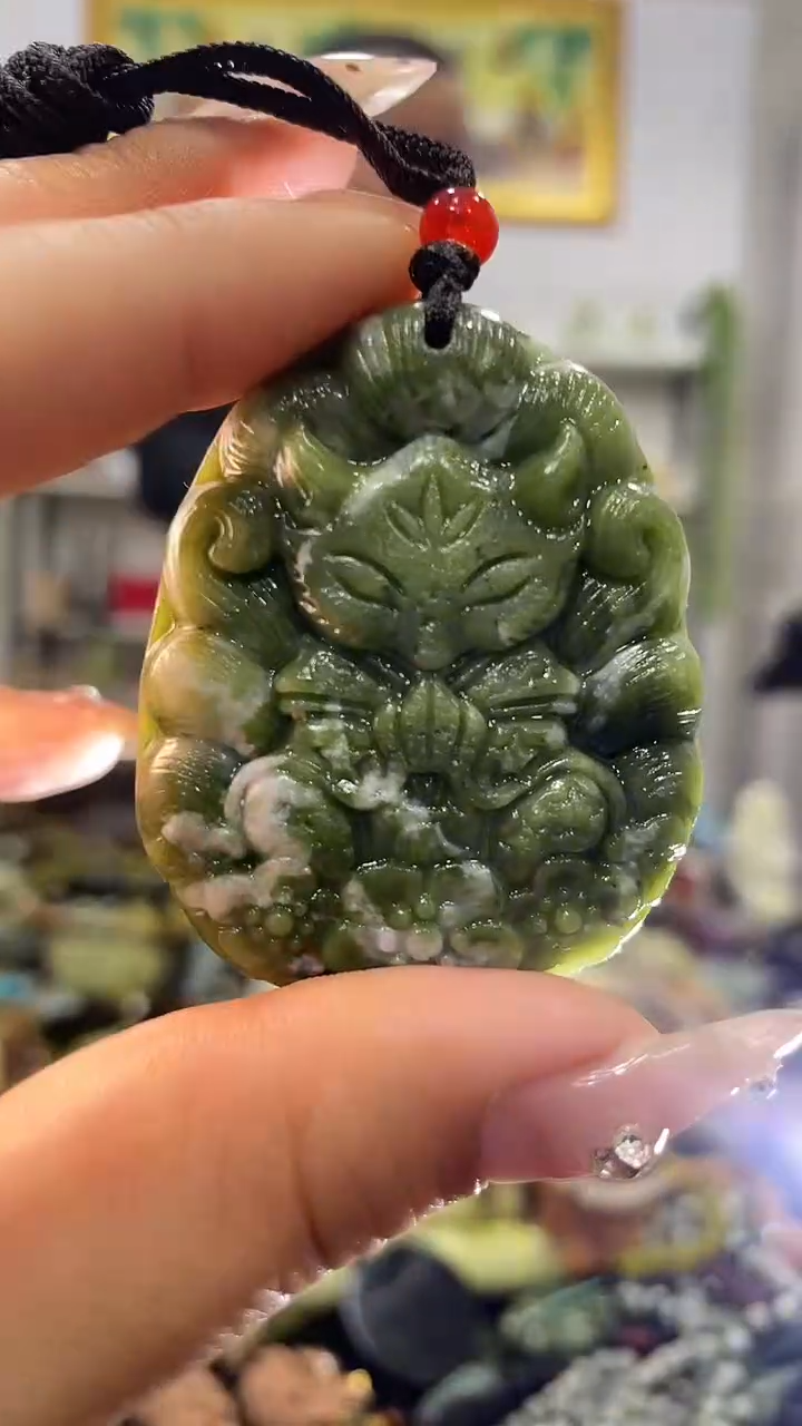 未镶嵌蛇纹石玉颈饰 