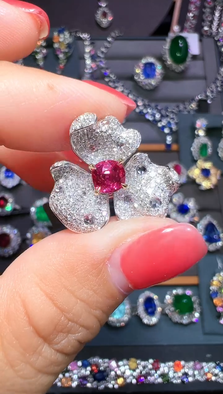 18K金镶嵌AIGS无烧鸽血红红宝石 