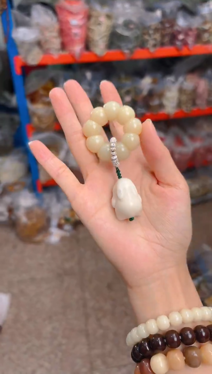 吊坠菩提根/象牙果荔枝栋手捻带白色兔