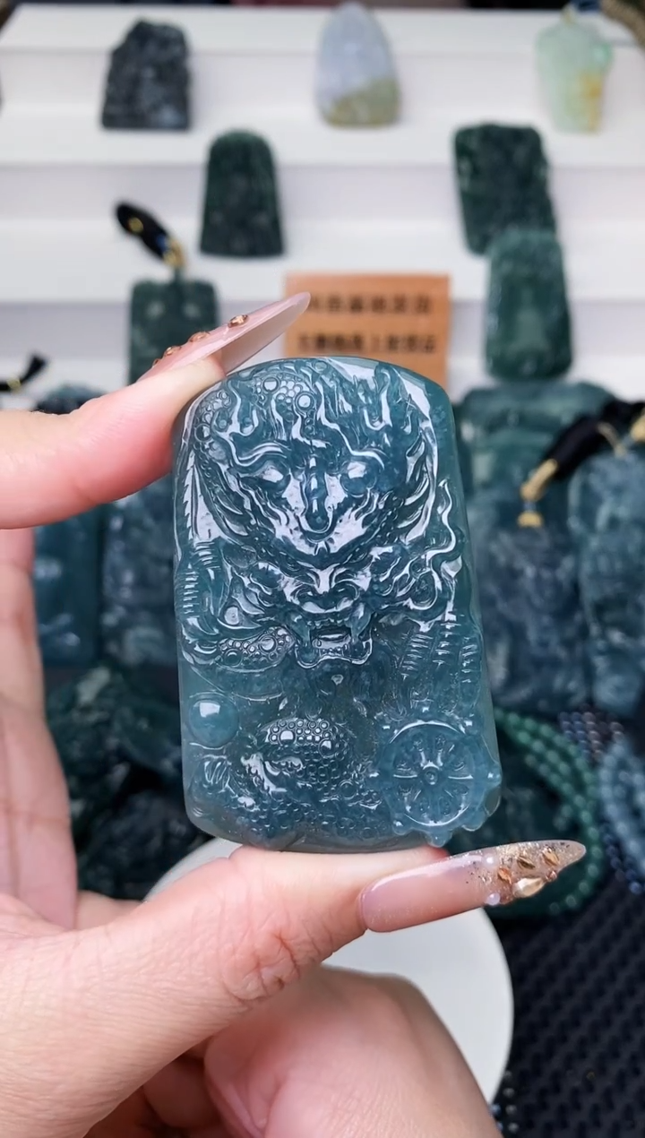 颈饰未镶嵌翡翠 