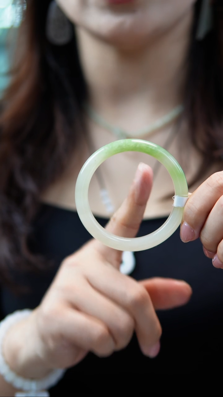 【闪购商品】和田玉手镯未镶嵌55-翠青半山水