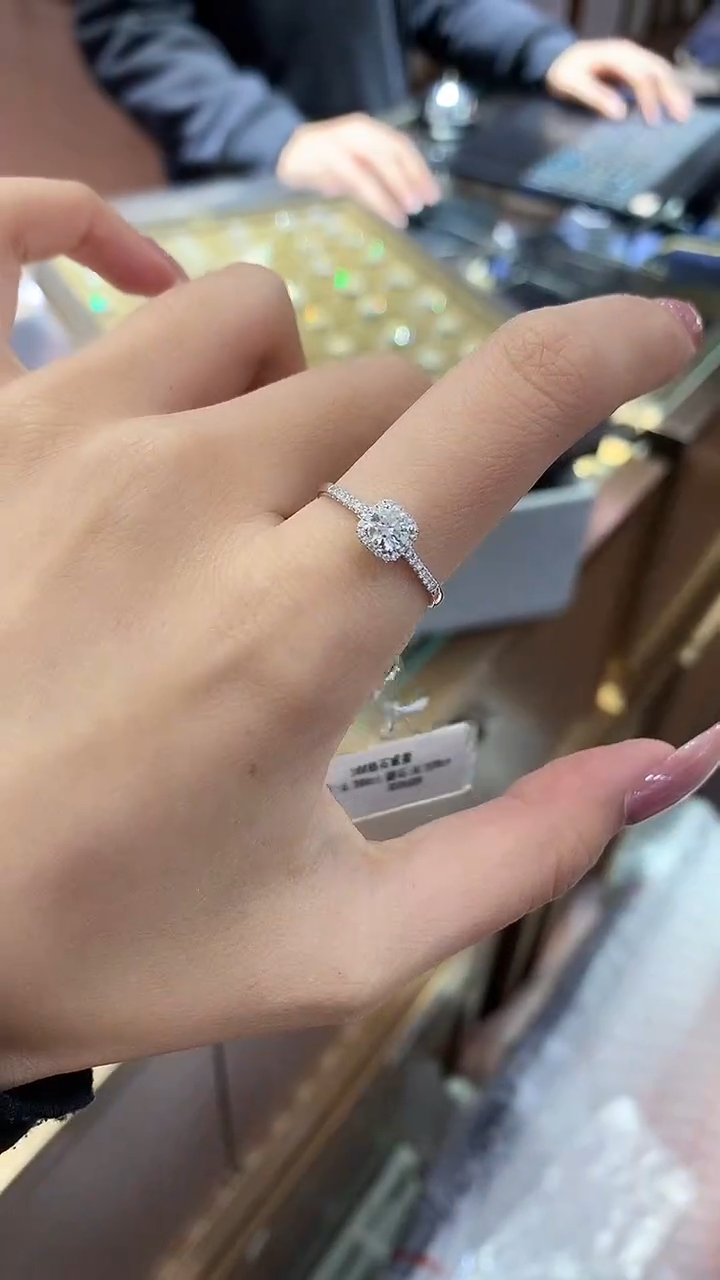 【闪购商品】钻石戒指18K金镶嵌30分钻石戒指