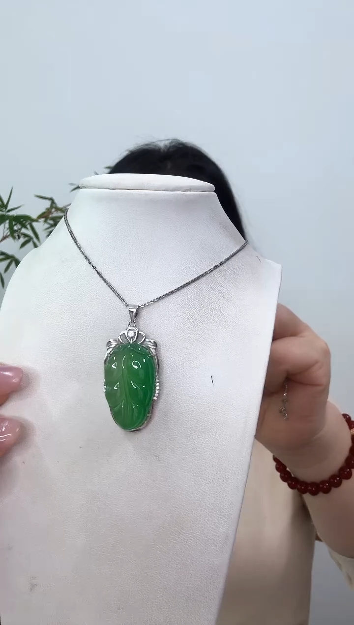 【闪购商品】玛瑙/玉髓吊坠(赠链)银S925镶嵌绿叶子