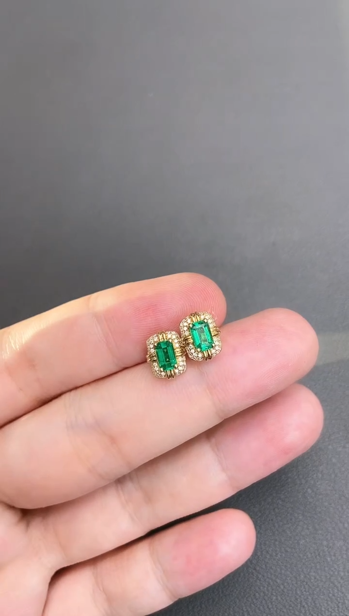 18K金镶嵌耳钉祖母绿0.65ct/双十一清货价