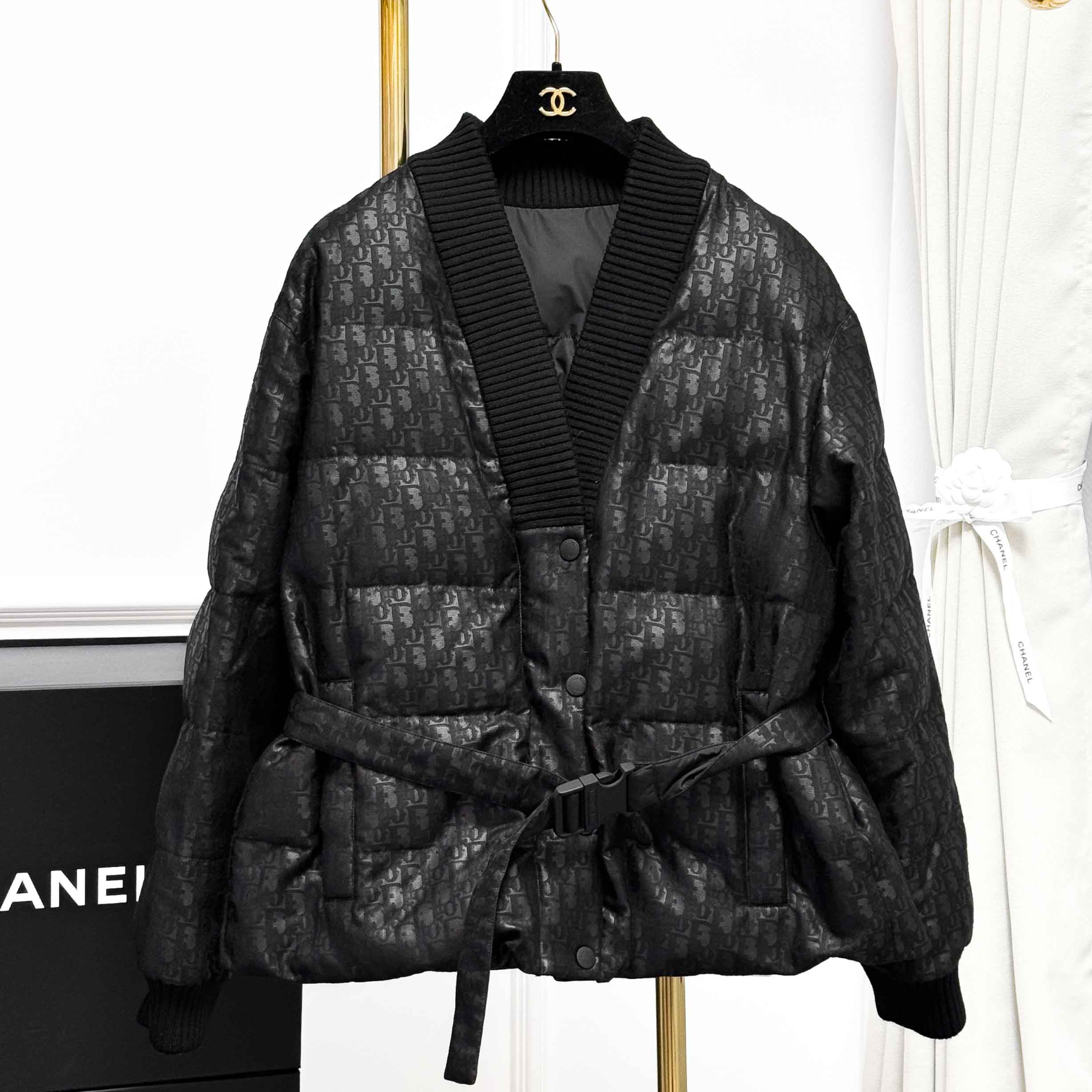 99新 DIOR/迪奥  L码Alps系列黑V领涂层满老花收腰款羽绒服外套