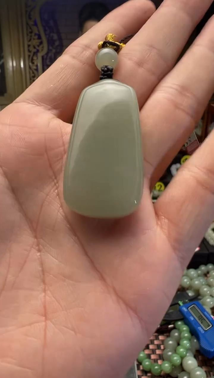 【闪购商品】和田玉吊坠(赠链)未镶嵌且末料青白玉随形吊坠21克
