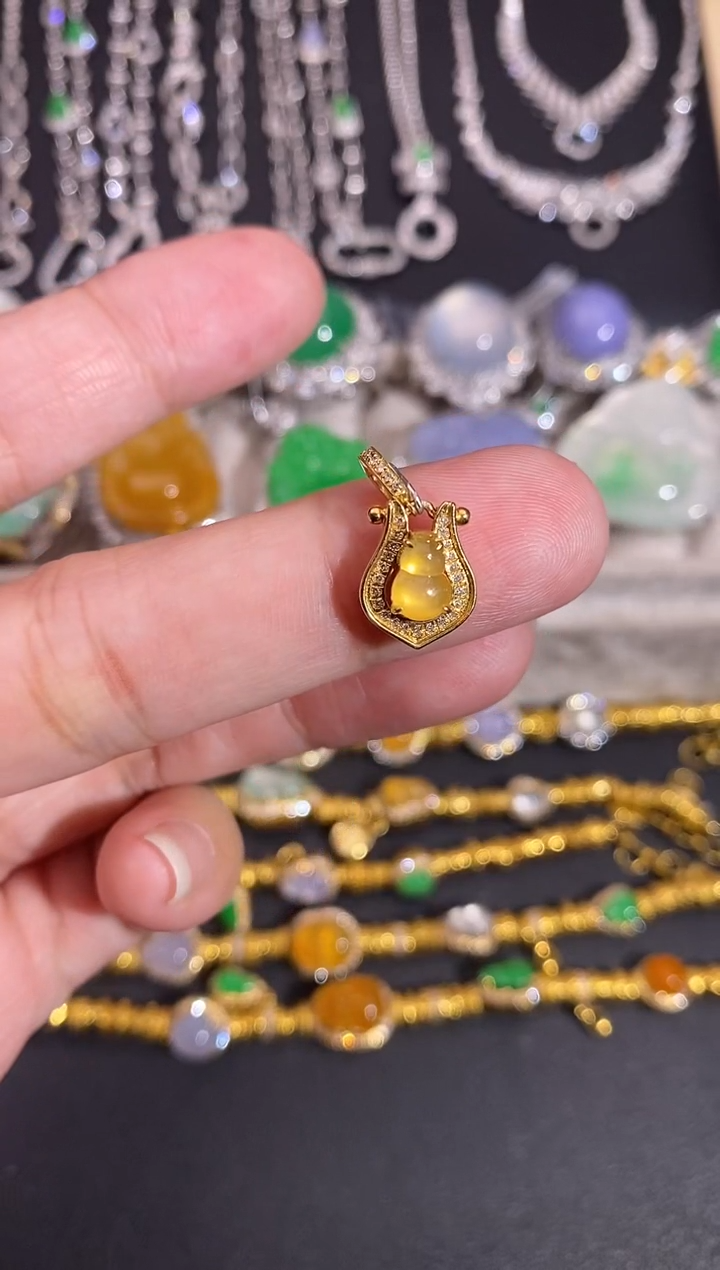 颈饰18K金镶嵌翡翠吊坠