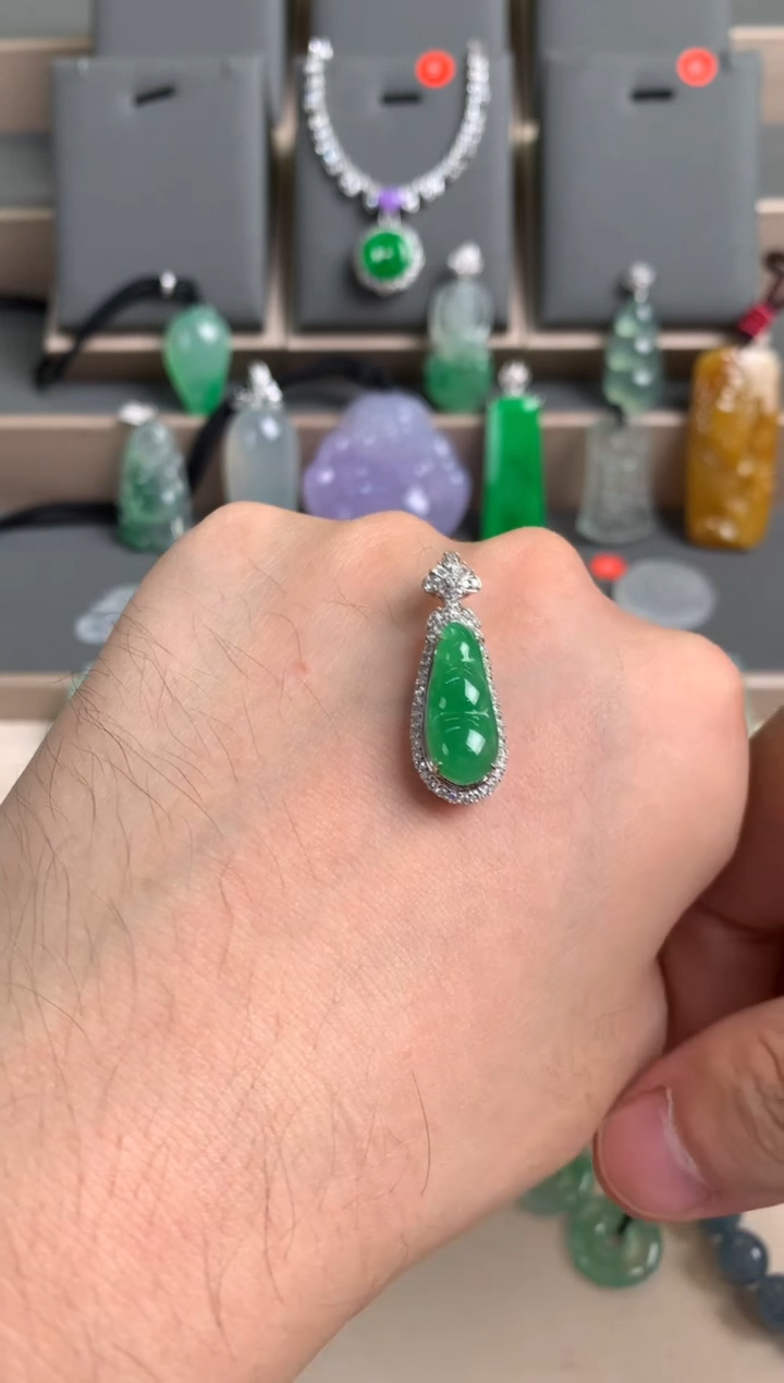 颈饰18K金镶嵌翡翠翡翠