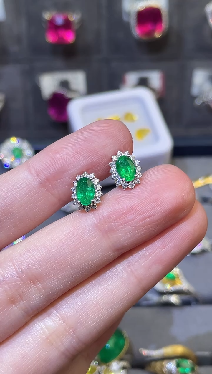 【闪购商品】祖母绿耳饰18K金镶嵌0.84ct